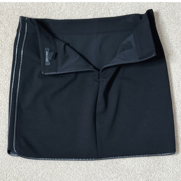 Banana Republic Mini Skirt Black Faux Leather Trim Zip Pockets Edgy Lined Sz 8 - Picture 3 of 12